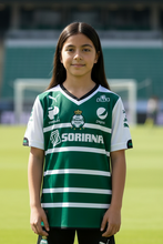 Cargar imagen en el visor de la galería, JERSEY PUMA SANTOS GIRLS HOME JS PARA NIÑA (702477 01)
