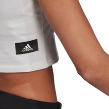 Cargar imagen en el visor de la galería, Playera Cropped ADIDAS sin mangas Future Icons Badge Of Sport para Dama (HC6373)
