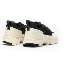 Cargar imagen en el visor de la galería, Tenis Puma Trailfox Overiand Negro/Blanco  (369824 01)
