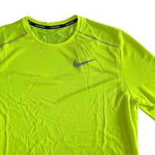 Cargar imagen en el visor de la galería, Playera NIKE Miler Dri-FIT reflectante voltios LS p/caballero (CU0318-702)
