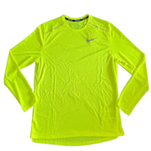 Cargar imagen en el visor de la galería, Playera NIKE Miler Dri-FIT reflectante voltios LS p/caballero (CU0318-702)
