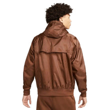 Cargar imagen en el visor de la galería, Chamarra NIKE Sportswear Windrunner Marrom p/Caballero (DA0001-259)
