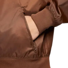 Cargar imagen en el visor de la galería, Chamarra NIKE Sportswear Windrunner Marrom p/Caballero (DA0001-259)
