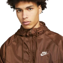 Cargar imagen en el visor de la galería, Chamarra NIKE Sportswear Windrunner Marrom p/Caballero (DA0001-259)
