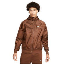 Cargar imagen en el visor de la galería, Chamarra NIKE Sportswear Windrunner Marrom p/Caballero (DA0001-259)
