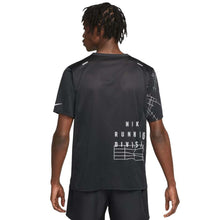 Cargar imagen en el visor de la galería, Playera Nike Dri-FIT Run p/caballero (DQ6545-010-BKL)
