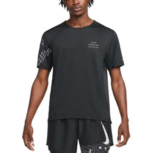 Cargar imagen en el visor de la galería, Playera Nike Dri-FIT Run p/caballero (DQ6545-010-BKL)
