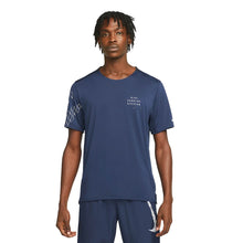 Cargar imagen en el visor de la galería, Playera Nike Dri-FIT Run p/caballero (DQ6545-410)
