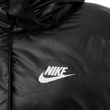 Cargar imagen en el visor de la galería, Chamarra NIKE Sportswear Therma-FIT City Series p/Dama (DQ6893-010)
