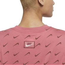 Cargar imagen en el visor de la galería, Playera Cropped NIKE para dama (DV7038-622)
