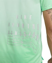Cargar imagen en el visor de la galería, Playera Nike Dri-FIT Run p/caballero (DQ6545-342)
