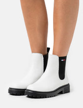 Cargar imagen en el visor de la galería, Botas Tommy Hilfiger Chelsea Para Dama (en0en01577-ybl)
