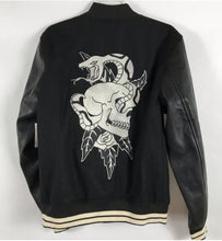 Cargar imagen en el visor de la galería, Chamarra estilo universitario para caballero 466766 PACSUN
